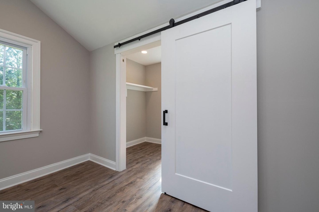 Chapel Ridge — interior living space and finishes, photo 27