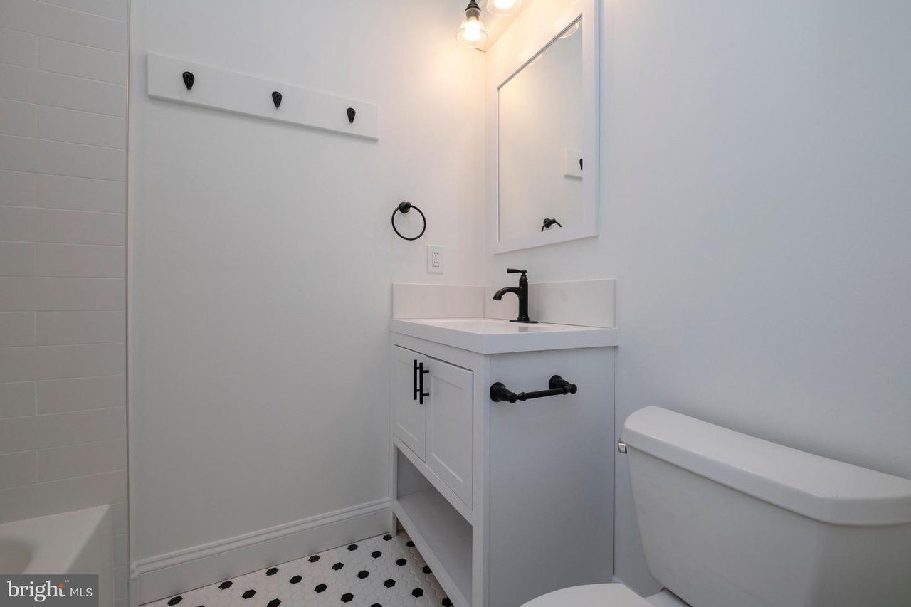 Chapel Ridge — bathroom fixtures and tilework, photo 33