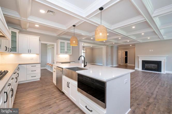 Chapel Ridge — kitchen cabinetry and finishes, photo 10