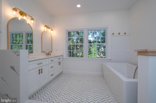 Chapel Ridge — bathroom fixtures and tilework, photo 31